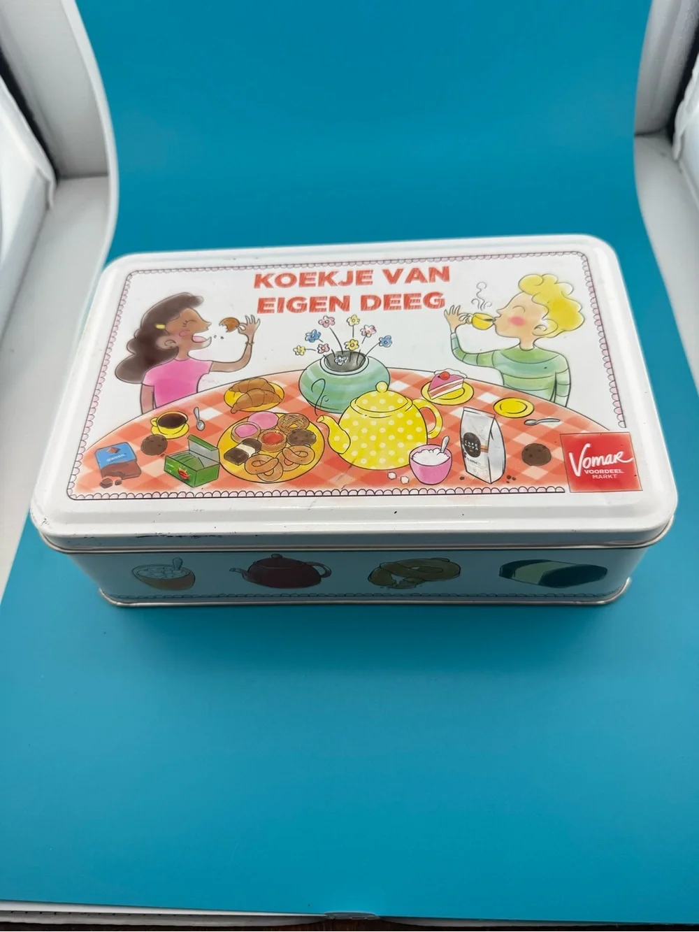 Koekje Van Eigen Deeg Decorative Cookie Tin - White and Light Blue